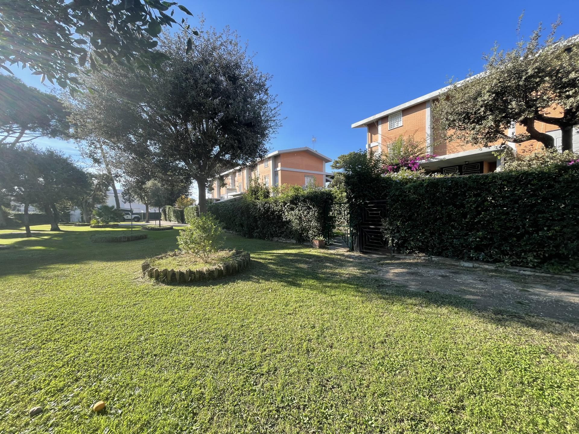 FREGENE APP.TO 1° E 2° PIANO CON GIARDINETTO E TERRAZZO RIF. AE/15