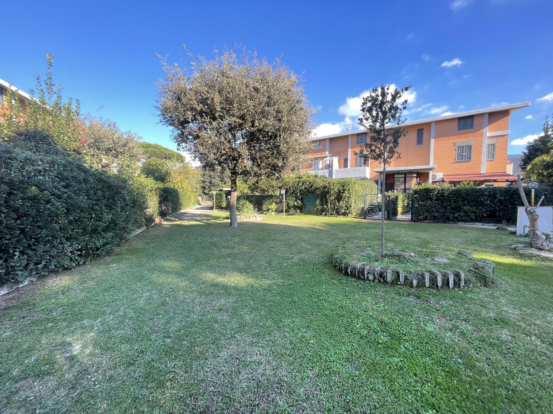 FREGENE APP.TO 1° E 2° PIANO CON GIARDINETTO E TERRAZZO RIF. AE/15