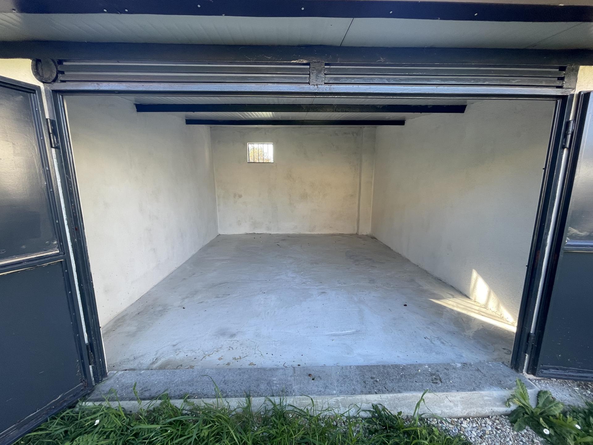MACCARESE FRONTE STAZIONE MAGAZZINO/BOX AUTO RISTRUTTURATO RIF. V/160