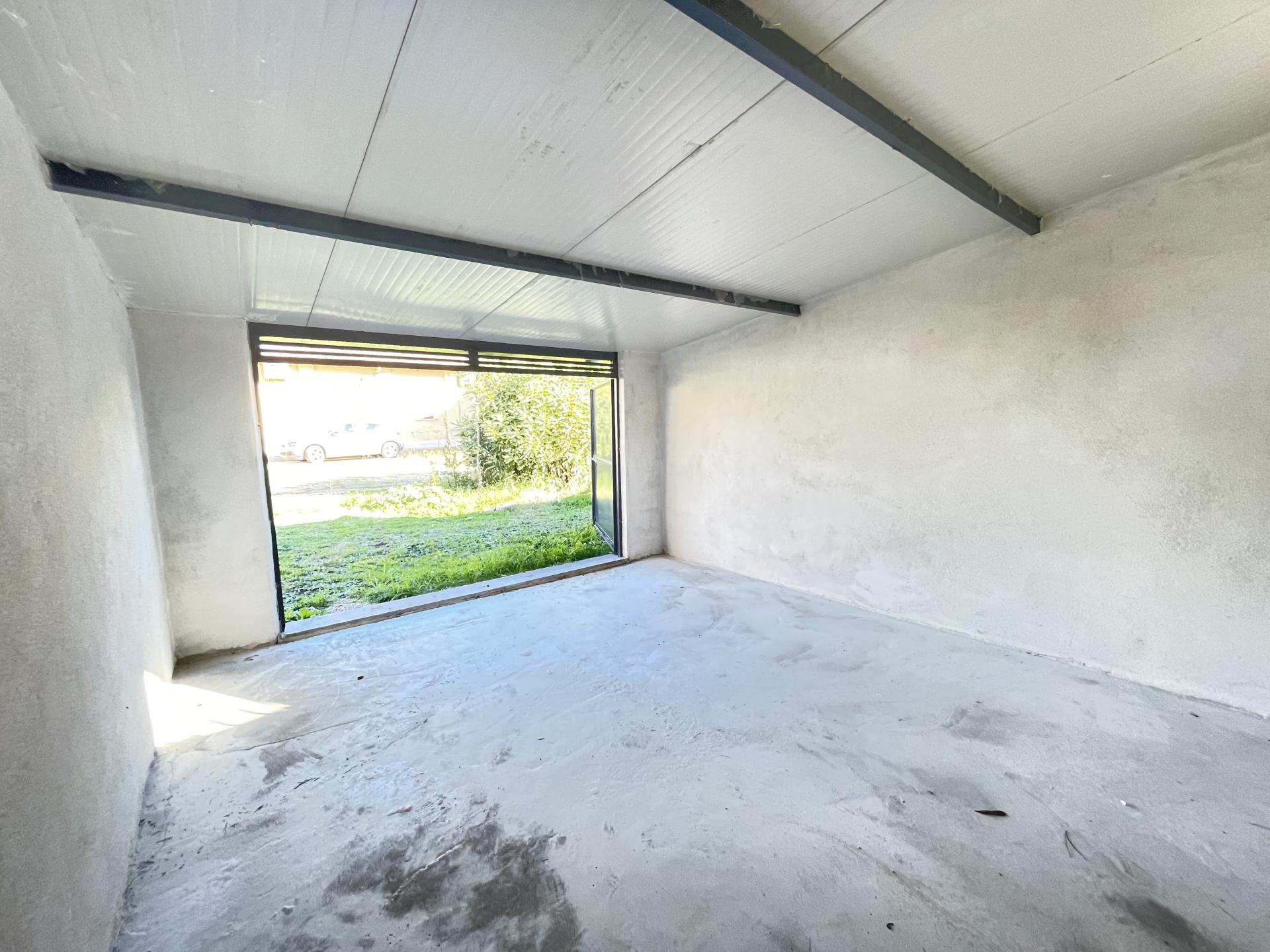 MACCARESE FRONTE STAZIONE MAGAZZINO/BOX AUTO RISTRUTTURATO RIF. V/160