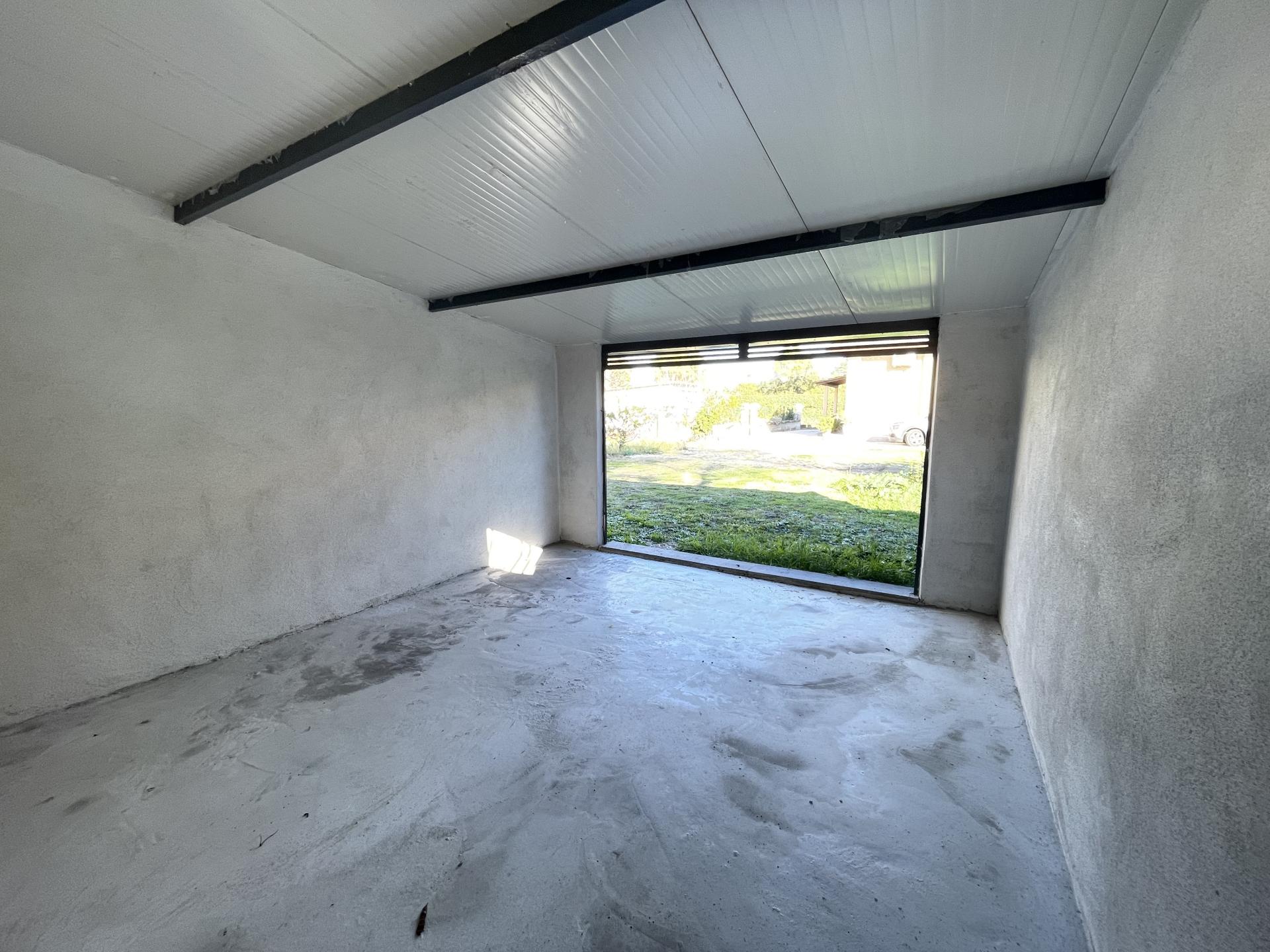 MACCARESE FRONTE STAZIONE MAGAZZINO/BOX AUTO RISTRUTTURATO RIF. V/160