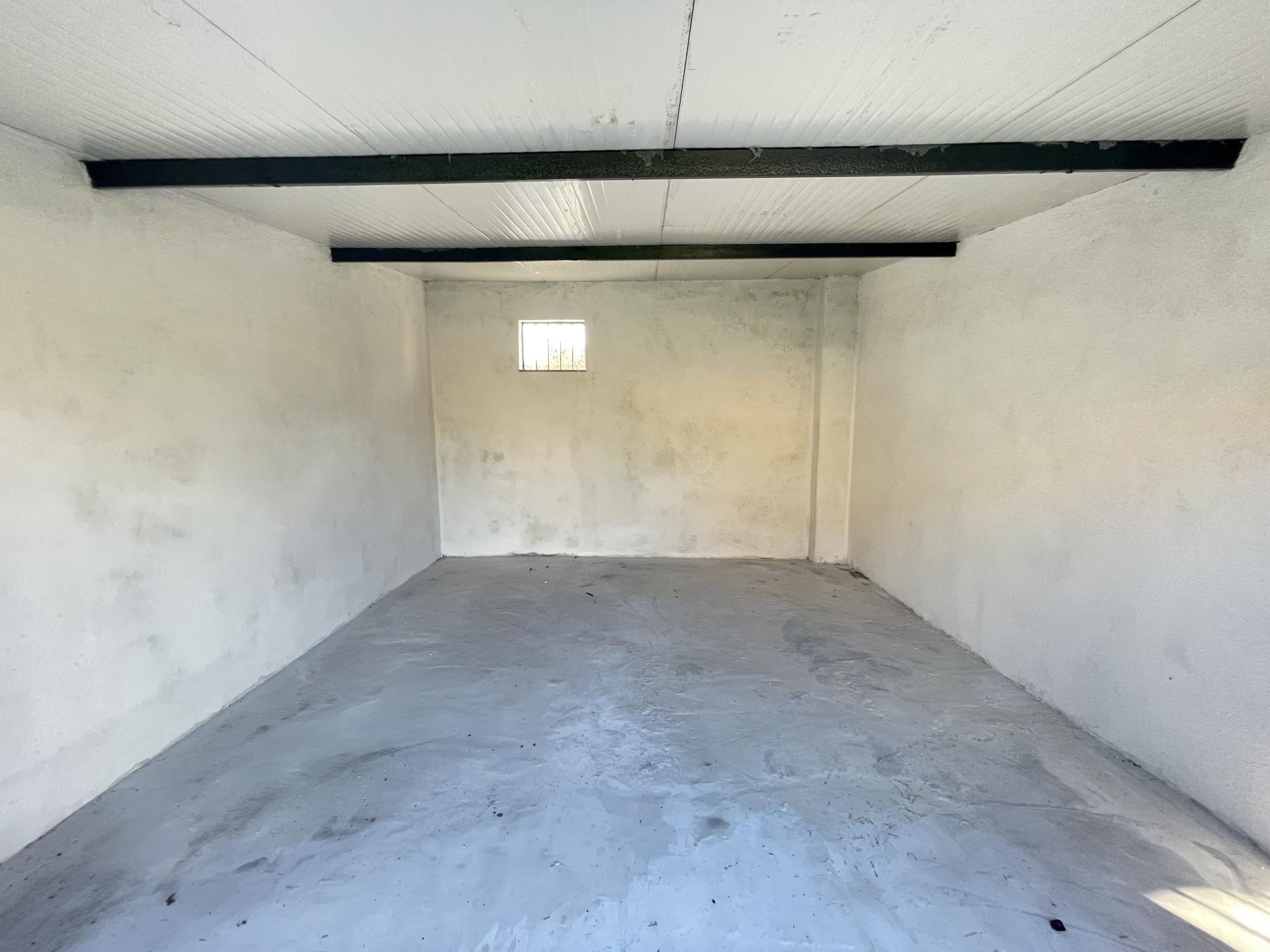 MACCARESE FRONTE STAZIONE MAGAZZINO/BOX AUTO RISTRUTTURATO RIF. V/160