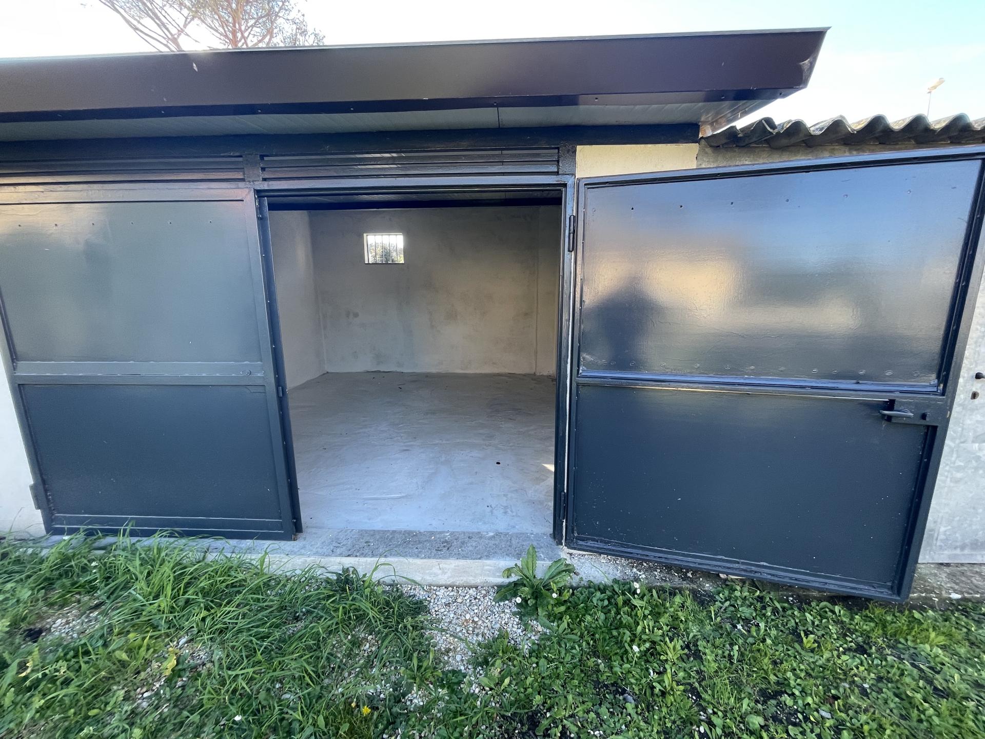 MACCARESE FRONTE STAZIONE MAGAZZINO/BOX AUTO RISTRUTTURATO RIF. V/160