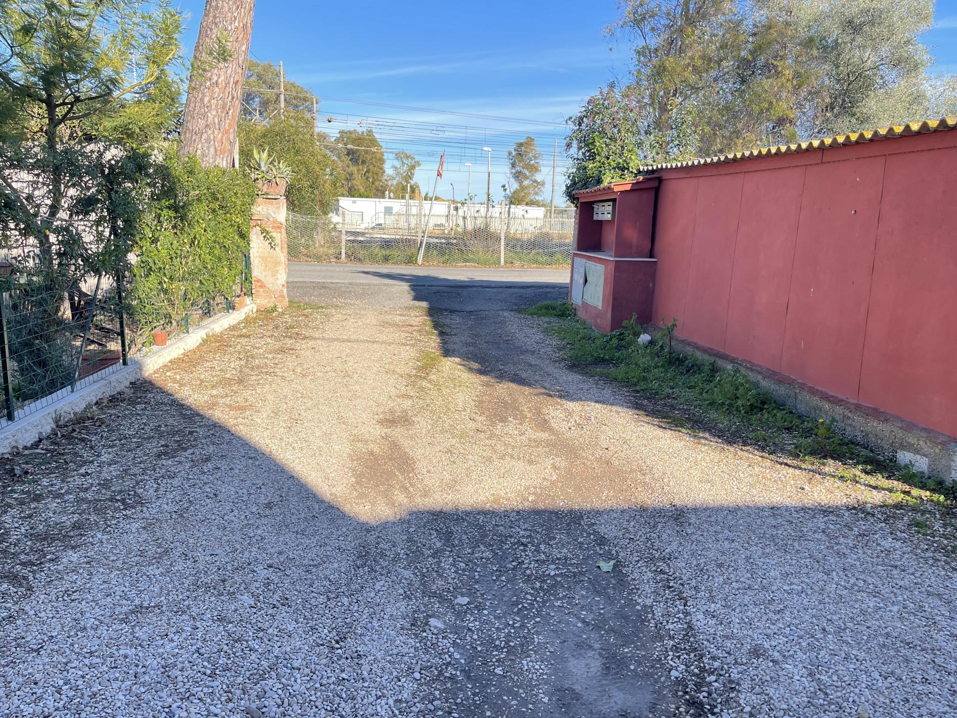 MACCARESE FRONTE STAZIONE MAGAZZINO/BOX AUTO RISTRUTTURATO RIF. V/160