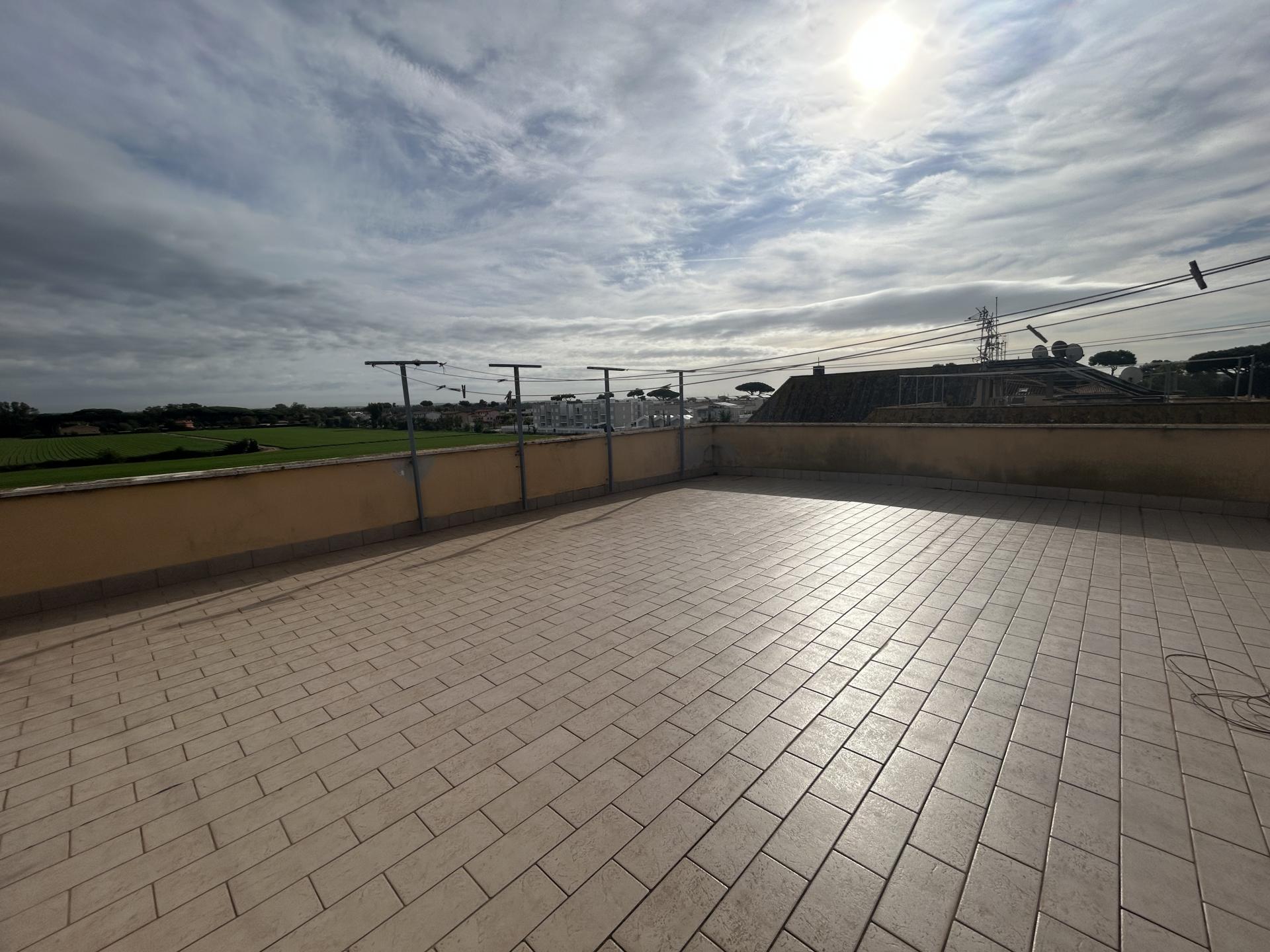 FREGENE NORD APPARTAMENTO ATTICO AMPIA METRATURA CON BOX AUTO