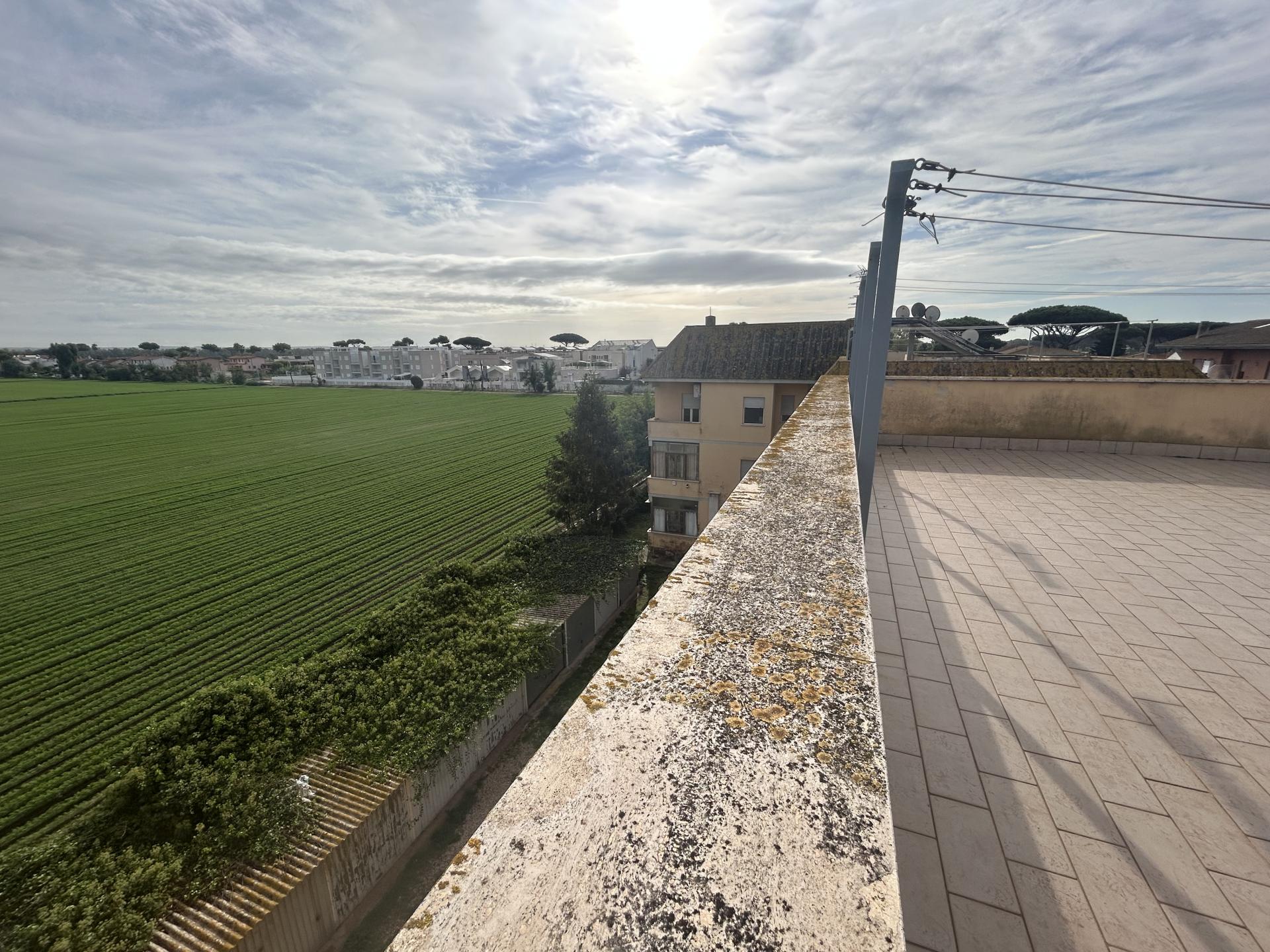 FREGENE NORD APPARTAMENTO ATTICO AMPIA METRATURA CON BOX AUTO