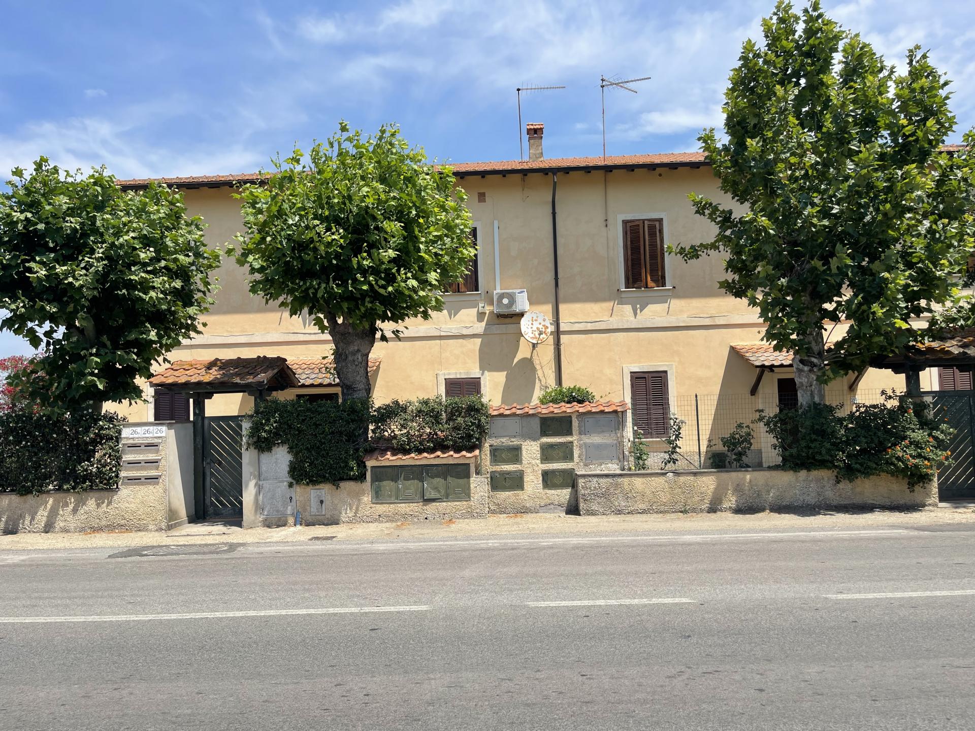MACCARESE VICINO ALLA PIAZZA APP.TO PIANO TERRA IN CASALE RIF. A/25