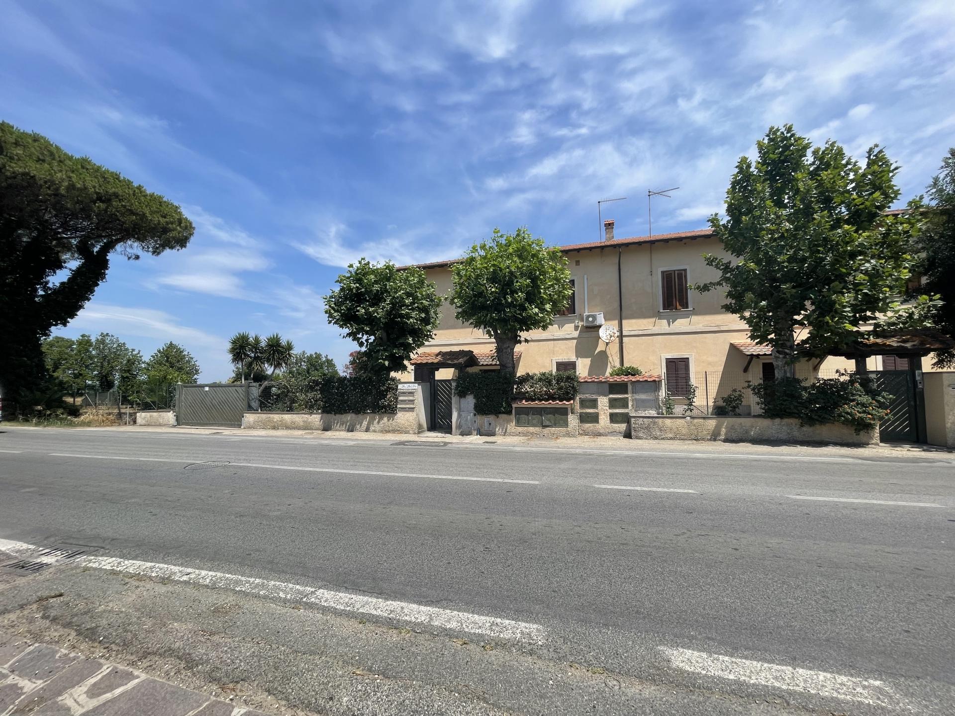 MACCARESE VICINO ALLA PIAZZA APP.TO PIANO TERRA IN CASALE RIF. A/25