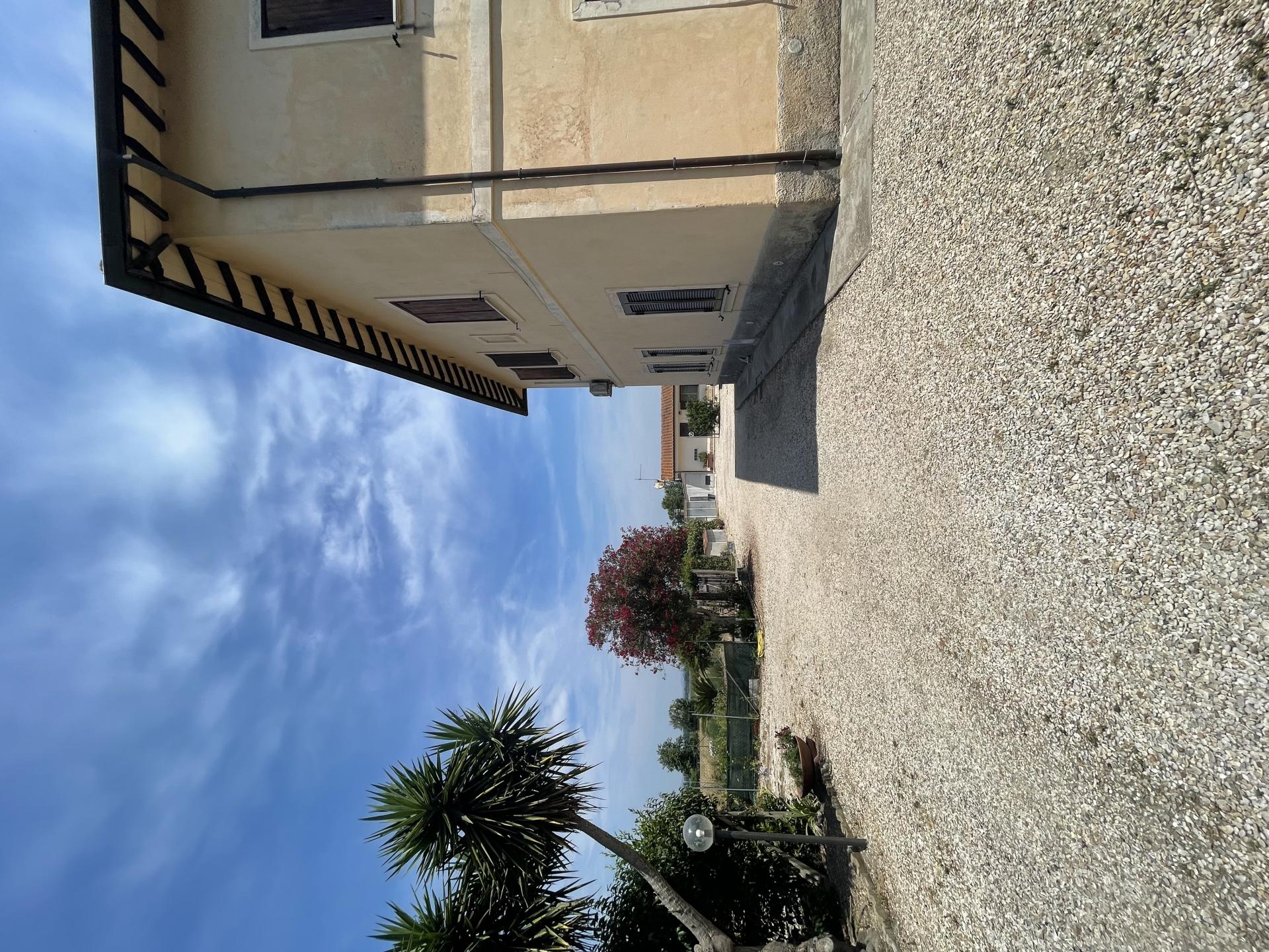 MACCARESE VICINO ALLA PIAZZA APP.TO PIANO TERRA IN CASALE RIF. A/26
