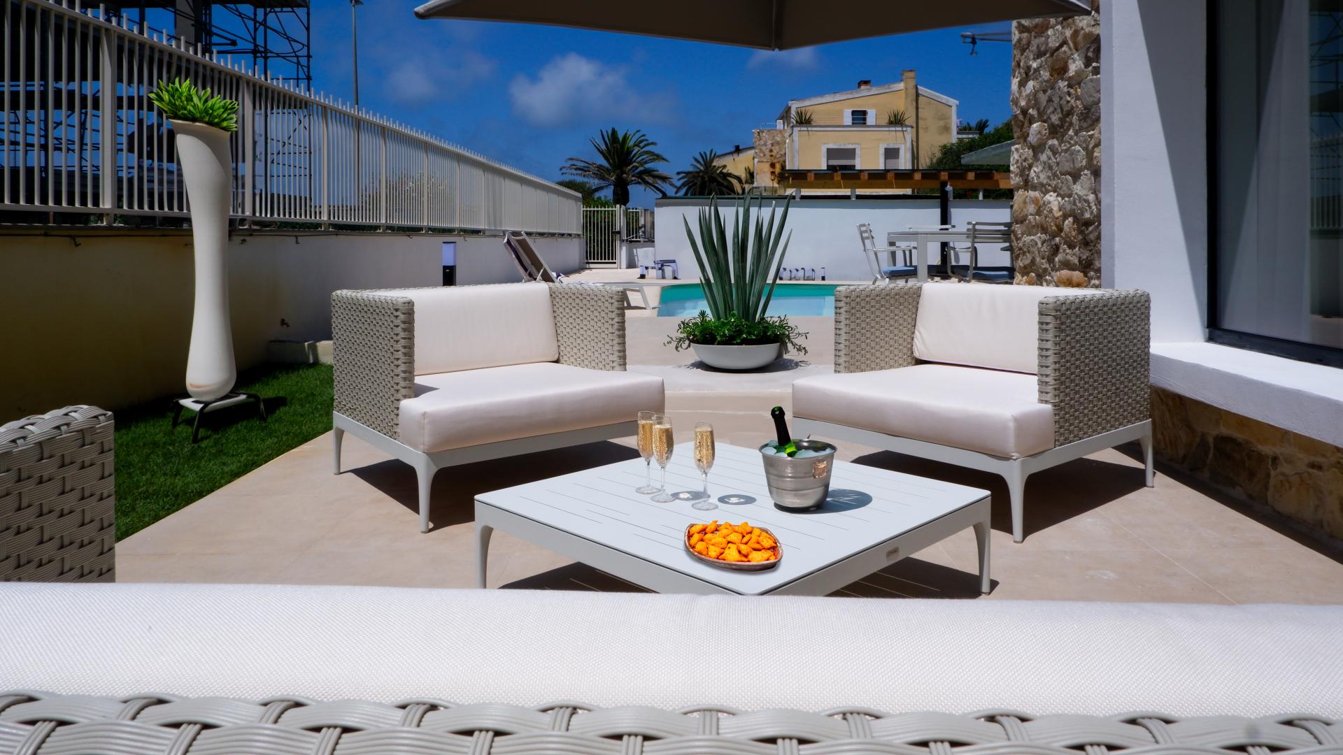 FREGENE – PRESTIGIOSA VILLA DI NUOVA COSTRUZIONE CON PISCINA • VISTA MARE • CLASSE A4 RIF. V/100