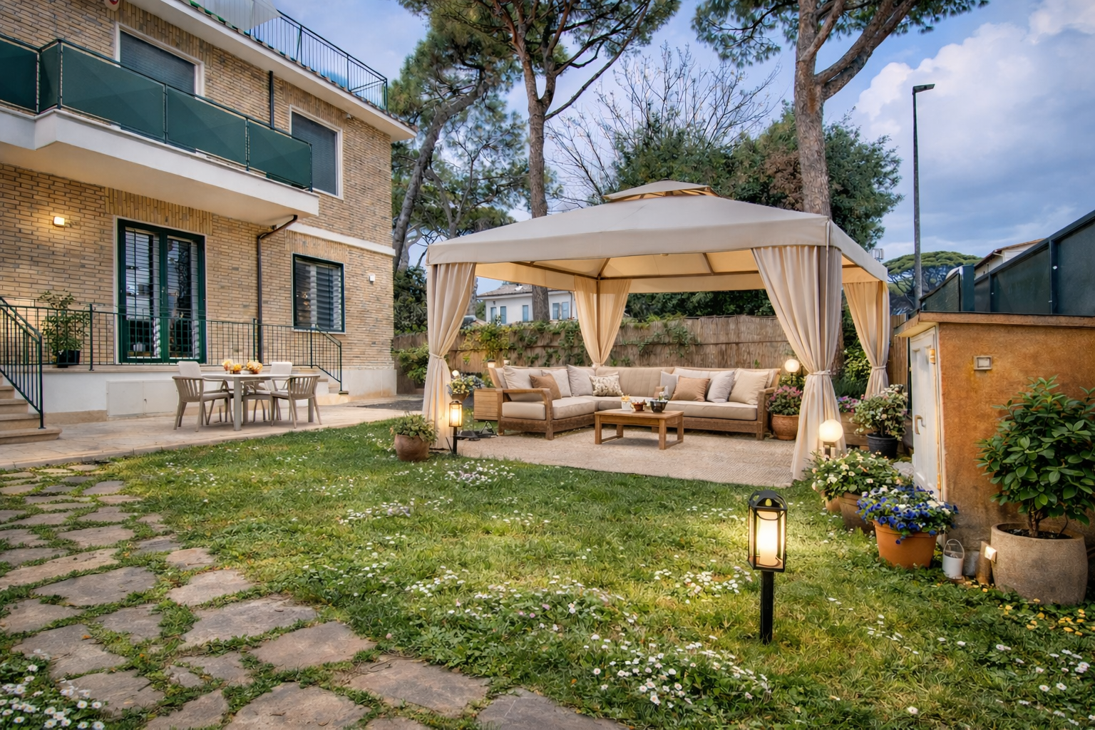 FREGENE CENTRO RIFINITISSIMA VILLA CON GIARDINO E TERRAZZI RIF. V/60