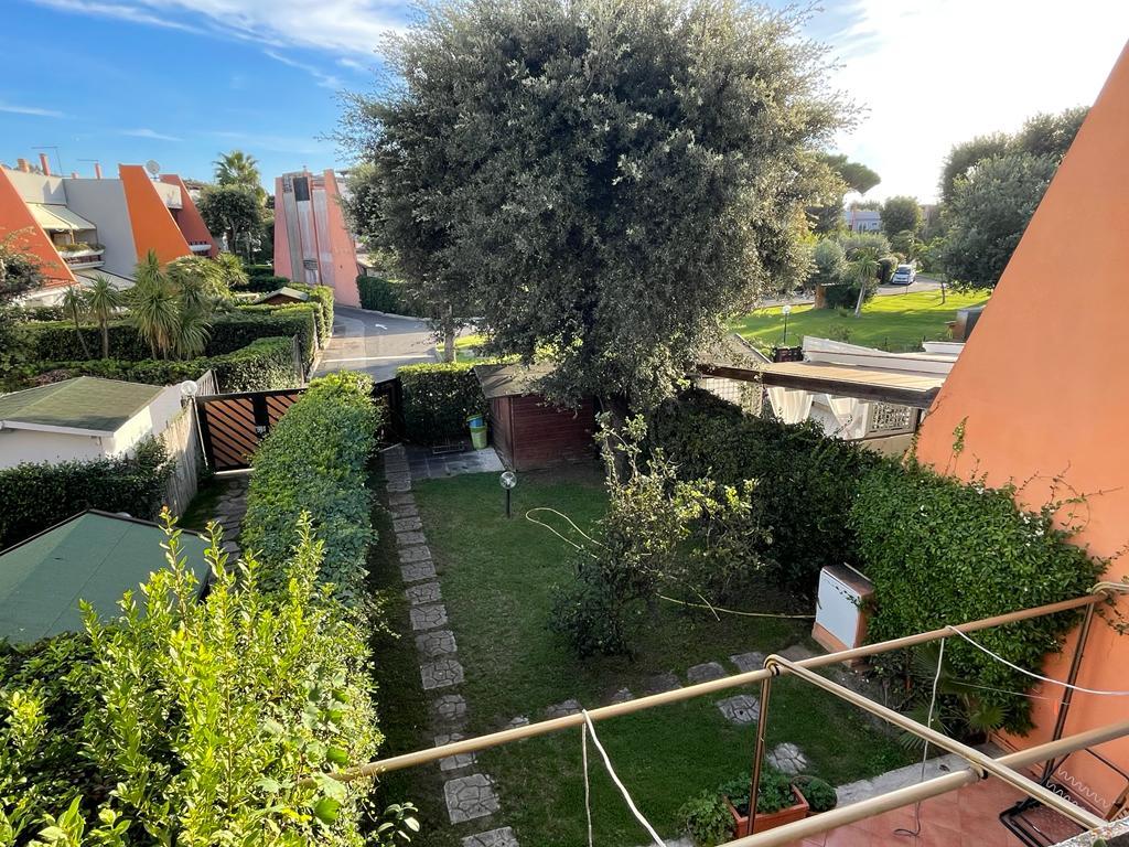 FREGENE GRAZIOSO VILLINO CON GIARDINO RIF. V/95